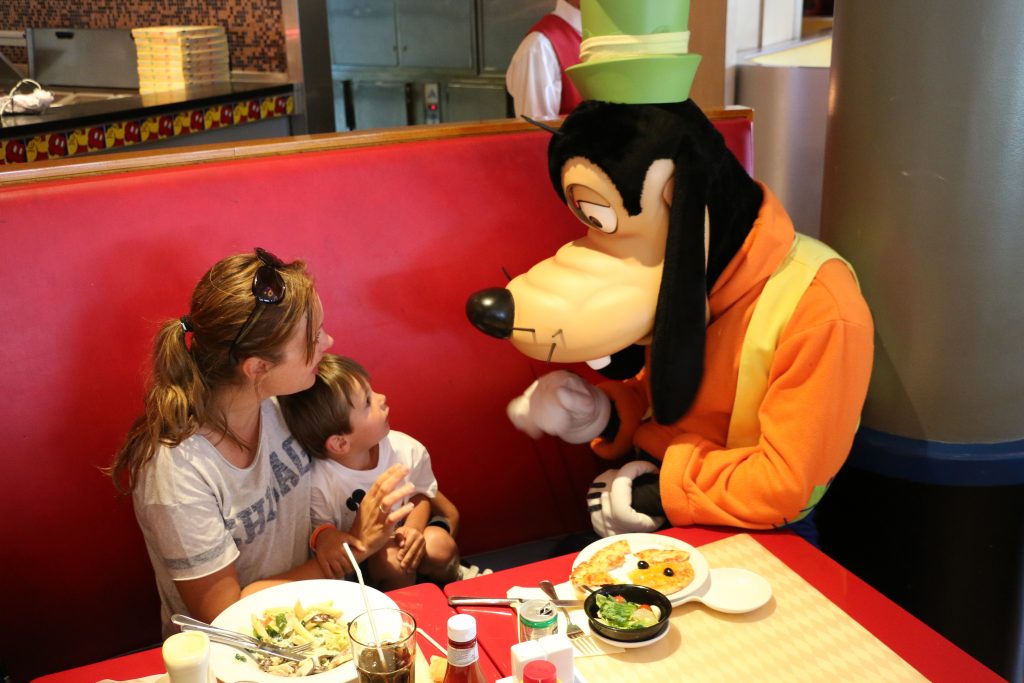 disneyland parijs arrangement,trein disneyland parijs,restaurant Cafe Mickey,eten in Cafe Mickey