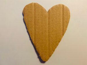 valentijn knutselen,kartonnen hart knippen