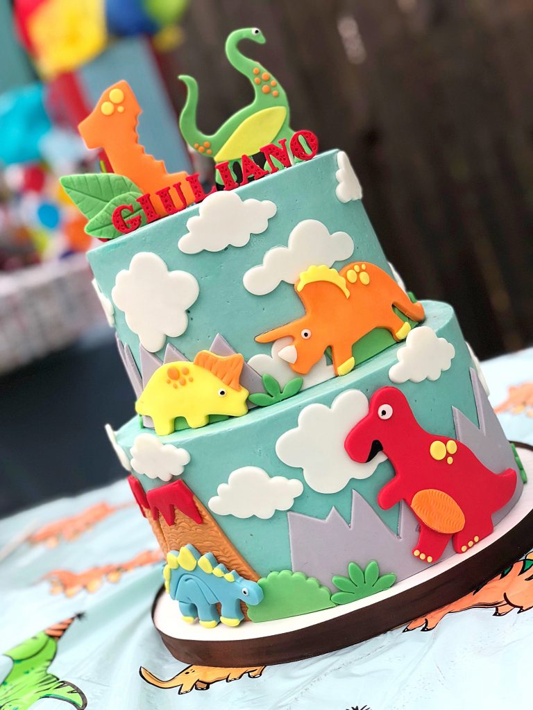kinder verjaardagstaarten,dino taart,dinosaurus taart