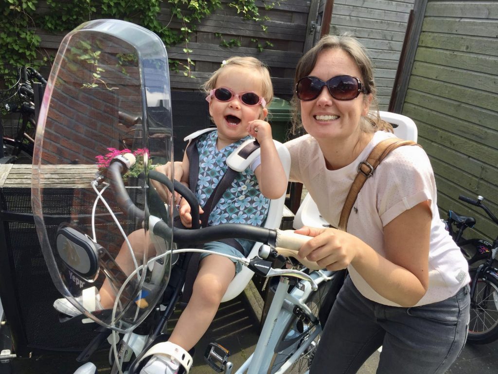 moederfiets,sandy en evy op fiets,samen op de fiets,moeder en kind met fiets