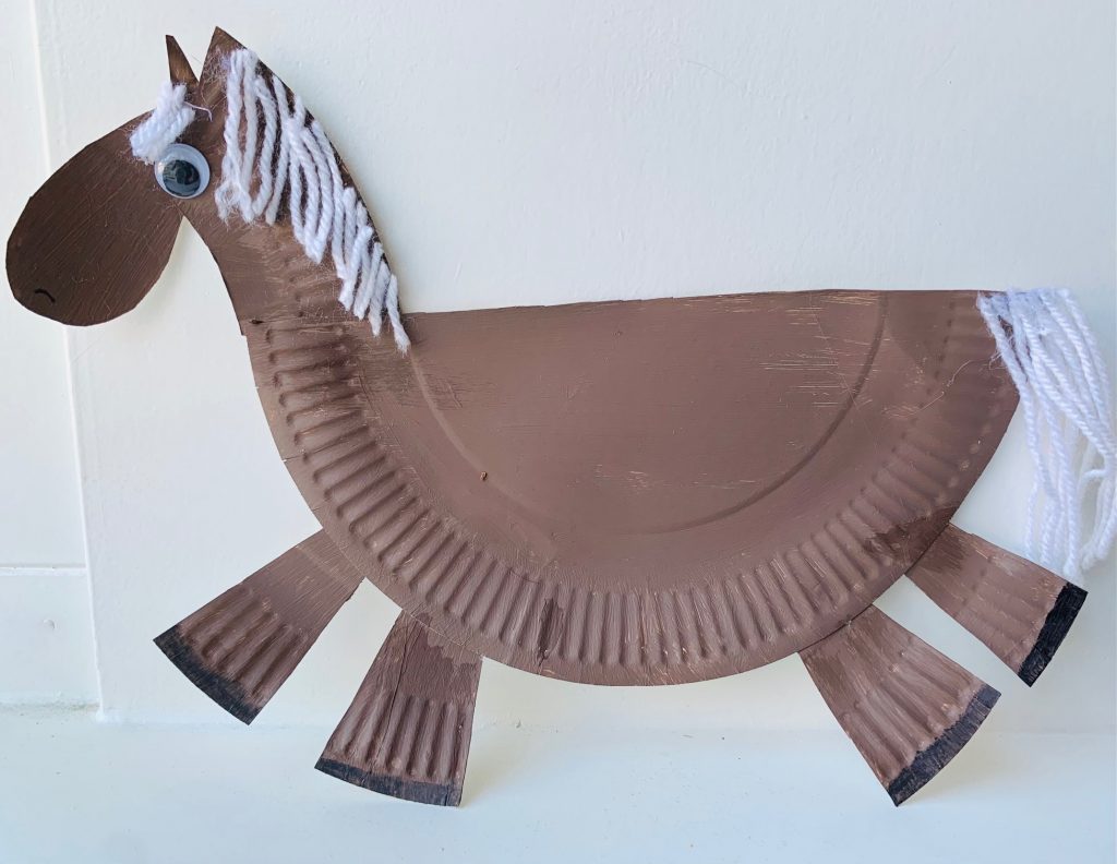 paard van papieren bordje,papieren bordjes knutselen,bruin paard knutselen