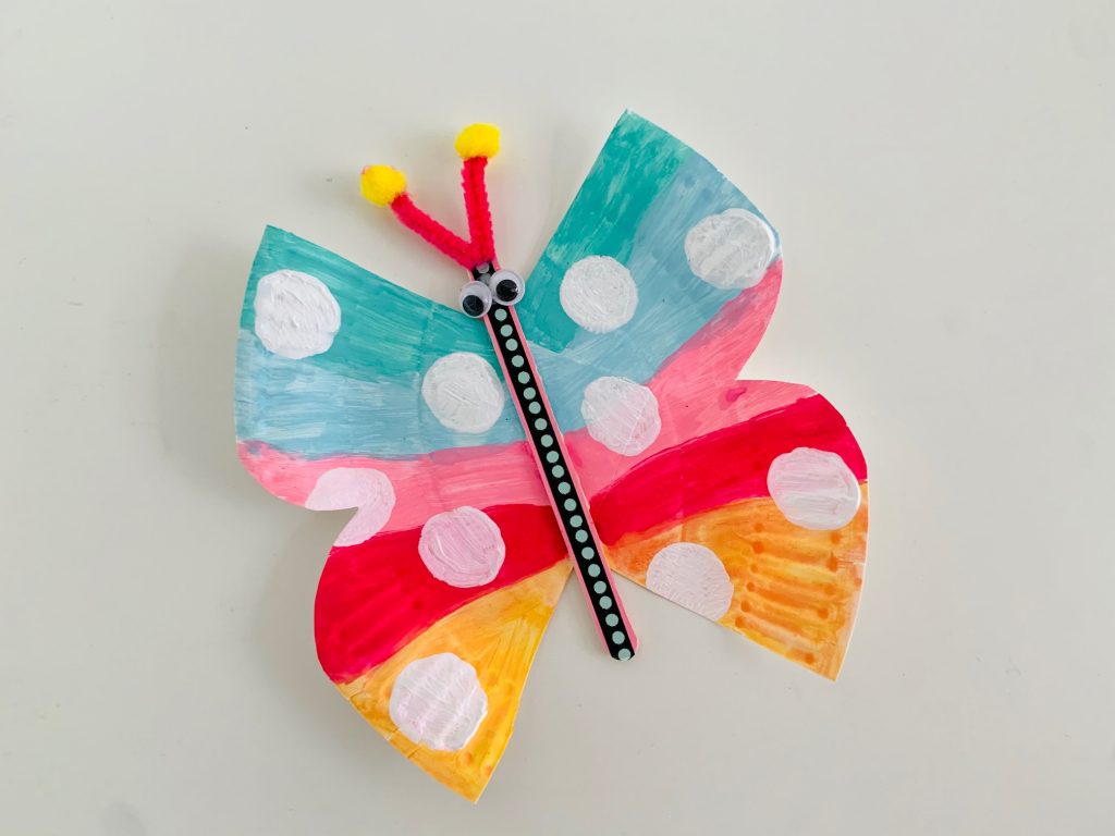 vlinder knutselen van papieren bordje