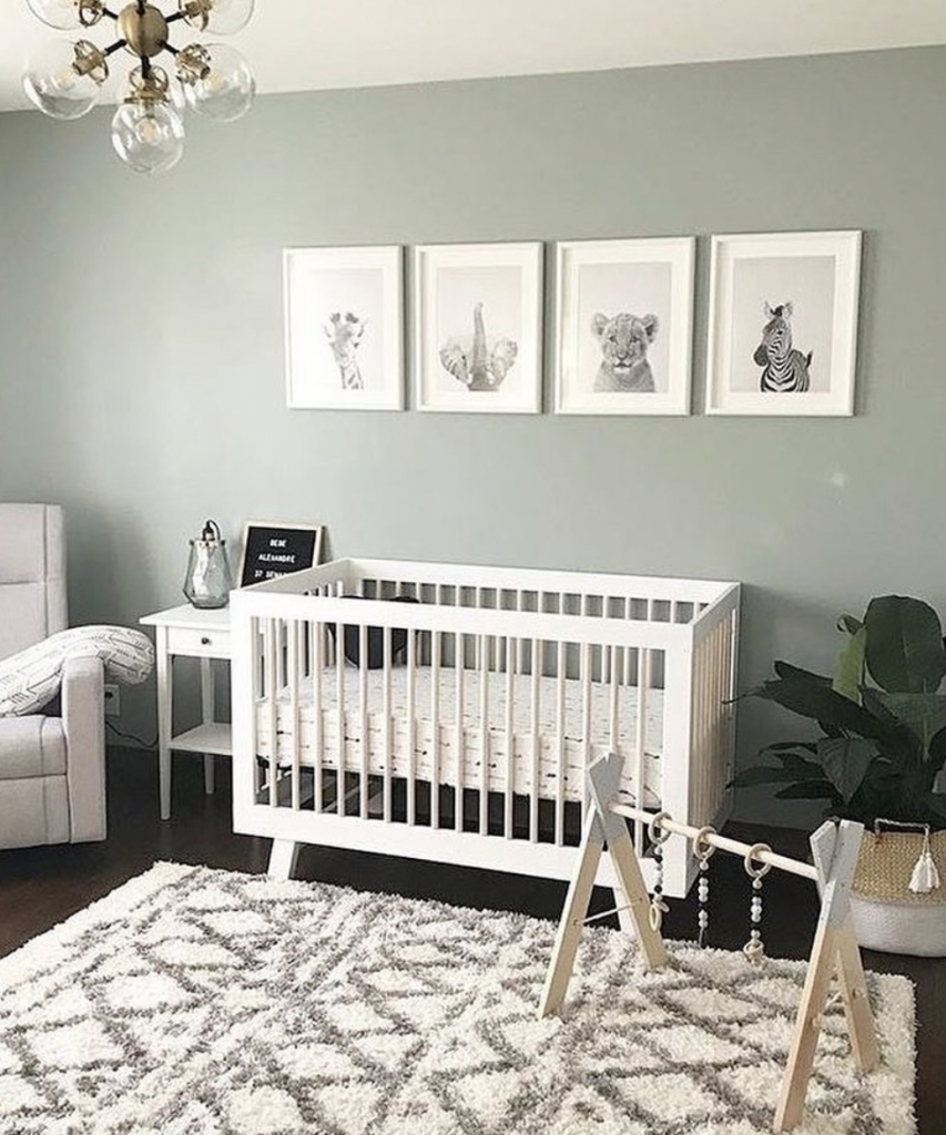 mintgroene babykamer,witte babykamer meubels,rustige babykamer