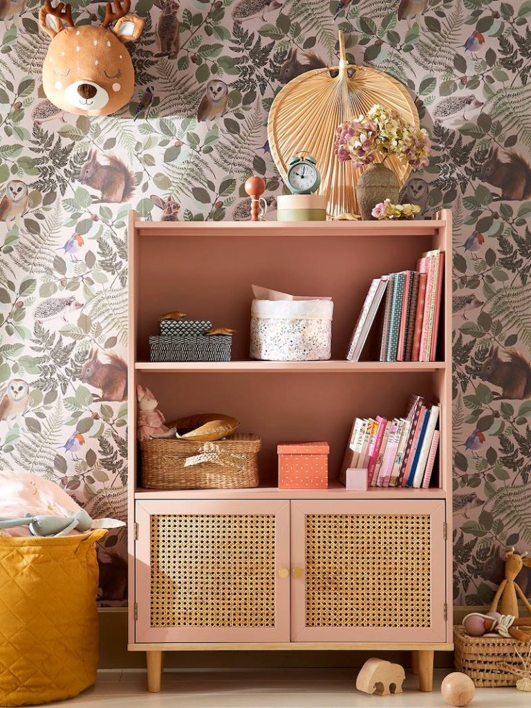 roze boekenkast vert baudet, kind,roze kinderboekenkast,roze kast met rieten deurtjes,boekenkast meisje
