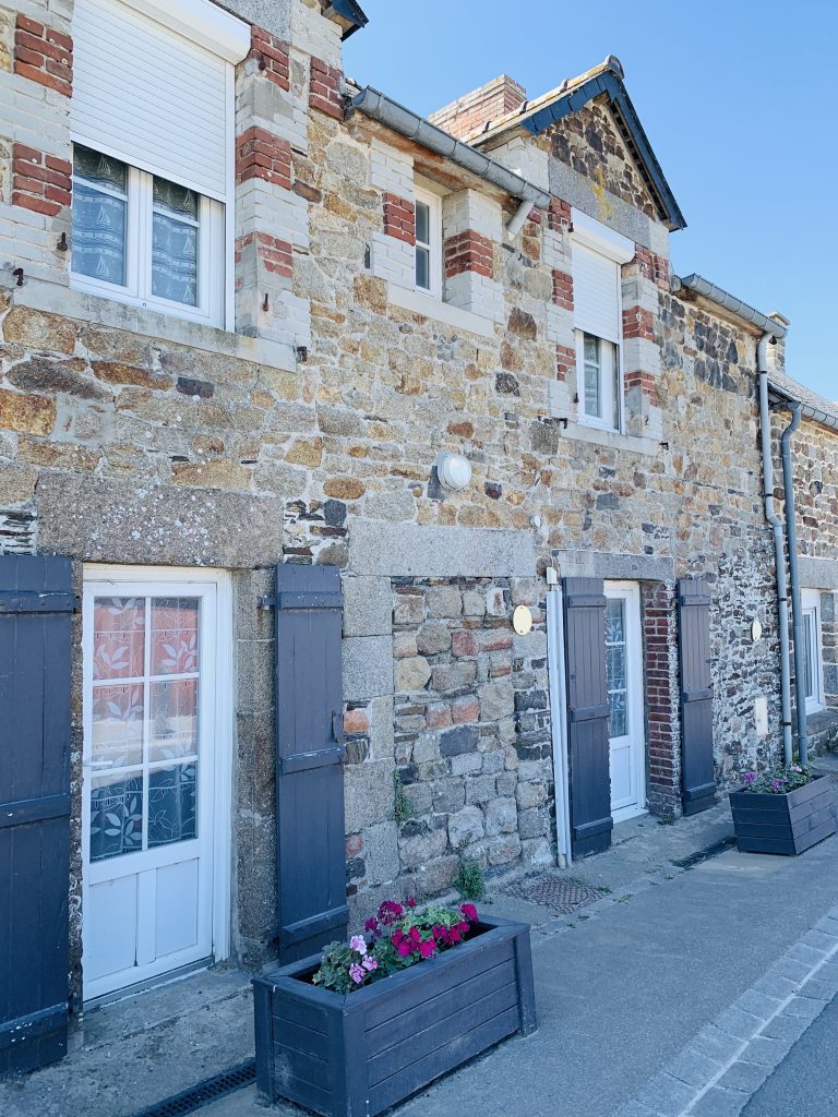 bretonse huizen met blauwe luiken cherrueix