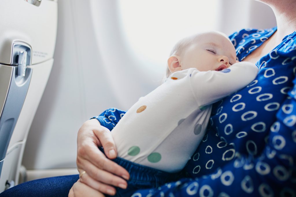 baby slapen tijdens vlucht,tips vliegreis met baby,baby op schoot in vliegtuig
