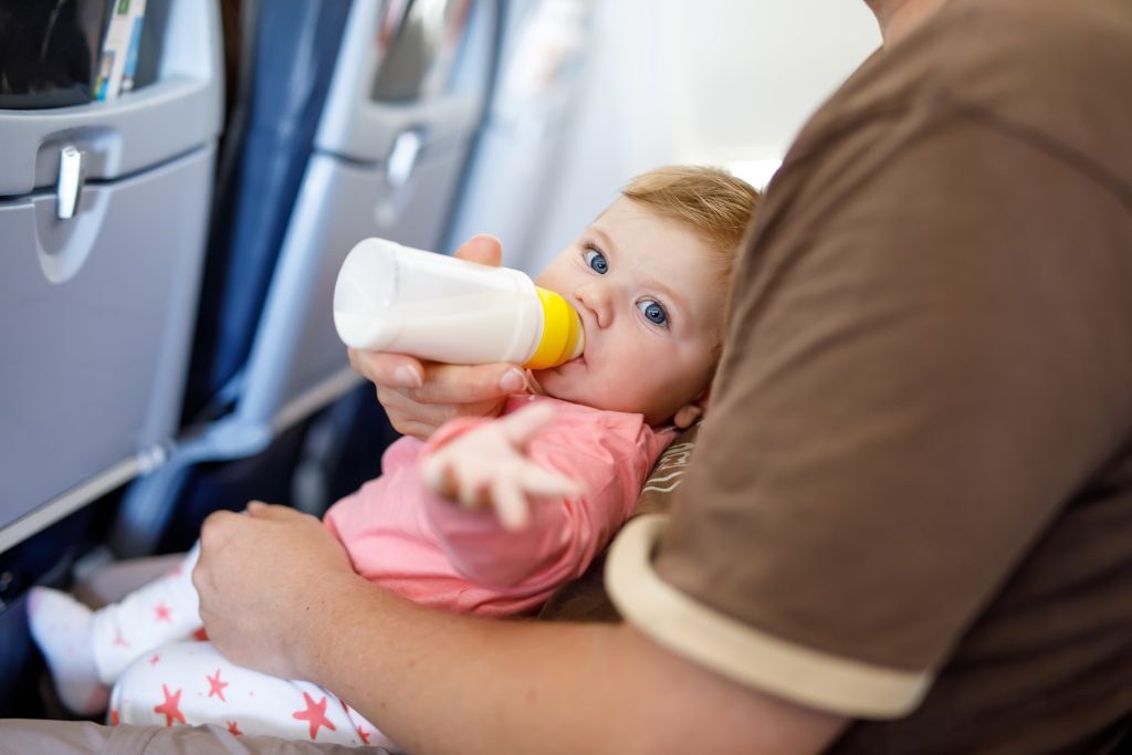 vliegen met een baby tips,baby flesje geven tijdens vlucht,babyvoeding in vliegtuig,met een baby op vakantie